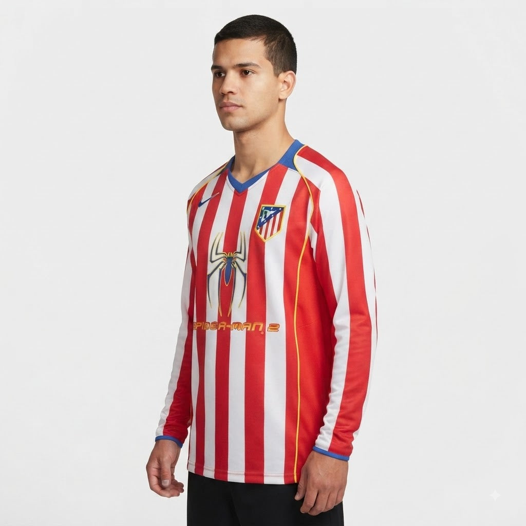 Camisa titular de manga longa do Atlético de Madrid 2004/05 vista de frente, com listras vermelhas e brancas, escudo do clube e o icônico patrocínio do filme Spider-Man 2.