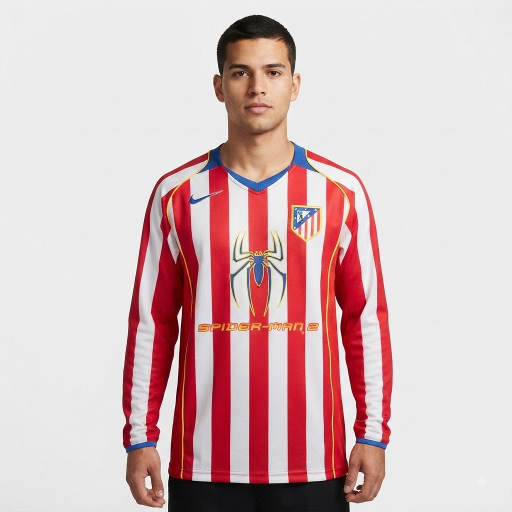 Camisa titular de manga longa do Atlético de Madrid 2004/05 vista de frente, com listras vermelhas e brancas, escudo do clube e o icônico patrocínio do filme Spider-Man 2.