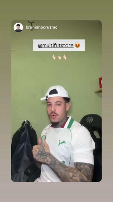 Cliente da MultiFut Store com a camisa do seu time