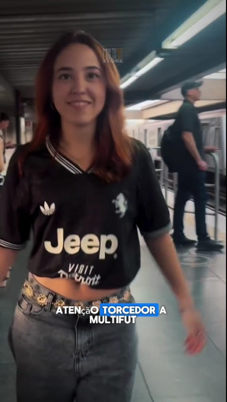 Cliente da MultiFut Store vestindo a camisa do time