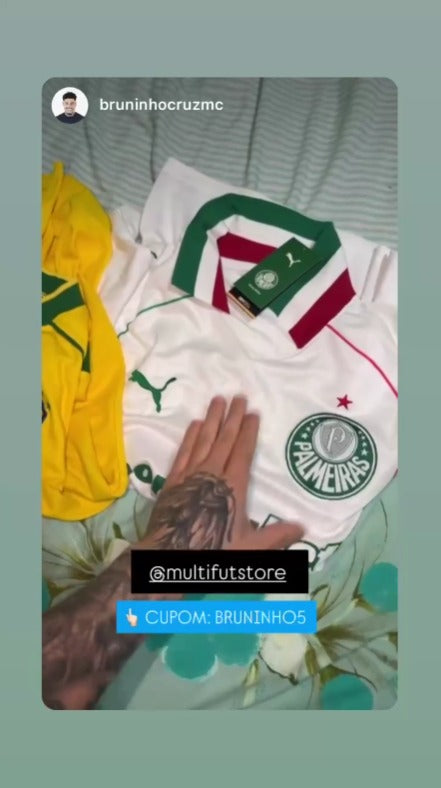 Torcedor com a camisa comprada na MultiFut Store