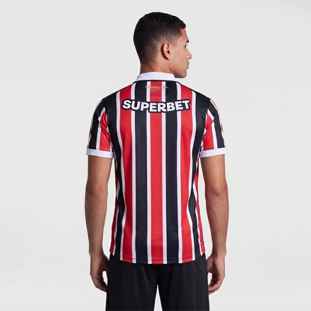 camisa ii sao paulo listrada preta e vermelha vestida de costas