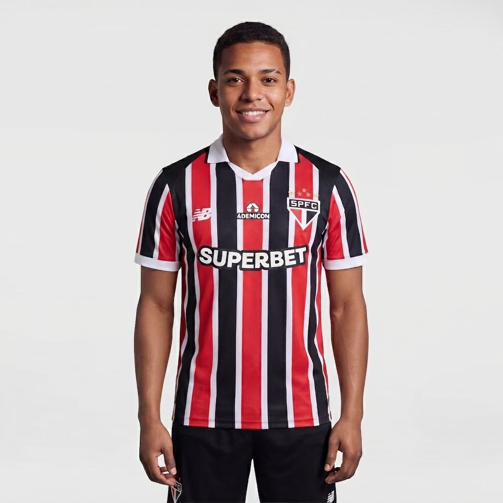 camisa ii sao paulo listrada preta e vermelha vestida de frente