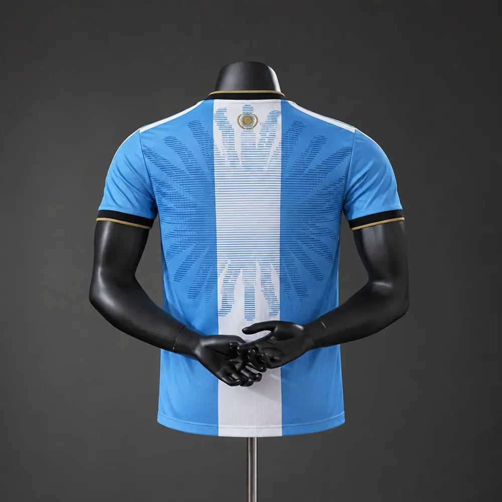Camisa Argentina Especial Messi 2026 Jogador Masculina - Azul e Branca, edição comemorativa da adidas em homenagem a Lionel Messi, com grafismos inspirados no Sol de Maio, versão jogador sem nome e número, com opção de personalização. costas manequim