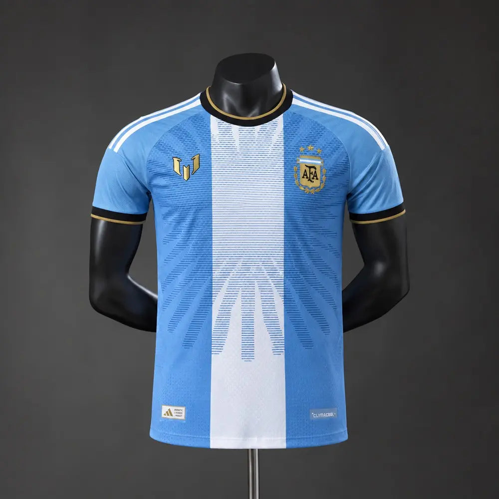 Camisa Argentina Especial Messi 2026 Jogador Masculina - Azul e Branca, edição comemorativa da adidas em homenagem a Lionel Messi, com grafismos inspirados no Sol de Maio, versão jogador sem nome e número, com opção de personalização. frente manequim