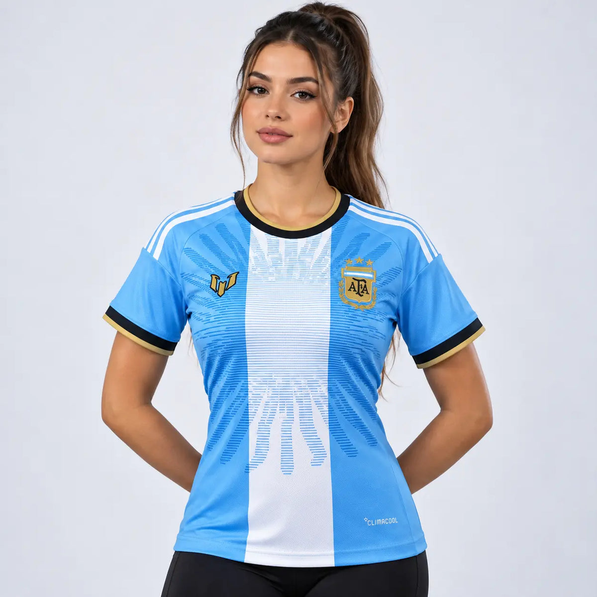 Camisa Argentina Especial Messi 2026 Torcedor Feminina - Azul e Branca, edição comemorativa da adidas em homenagem a Lionel Messi, com modelagem feminina, cores tradicionais da seleção argentina e grafismos inspirados no Sol de Maio da bandeira nacional. frente