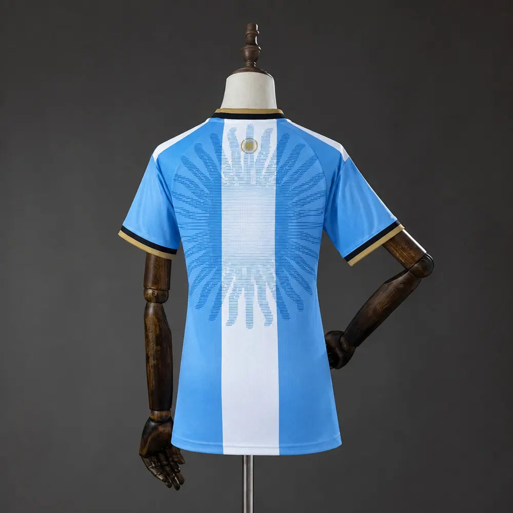 Camisa Argentina Especial Messi 2026 Torcedor Feminina - Azul e Branca, edição comemorativa da adidas em homenagem a Lionel Messi, com modelagem feminina, cores tradicionais da seleção argentina e grafismos inspirados no Sol de Maio da bandeira nacional. costas manequim