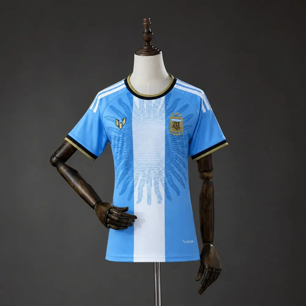 Camisa Argentina Especial Messi 2026 Torcedor Feminina - Azul e Branca, edição comemorativa da adidas em homenagem a Lionel Messi, com modelagem feminina, cores tradicionais da seleção argentina e grafismos inspirados no Sol de Maio da bandeira nacional. frente manequim