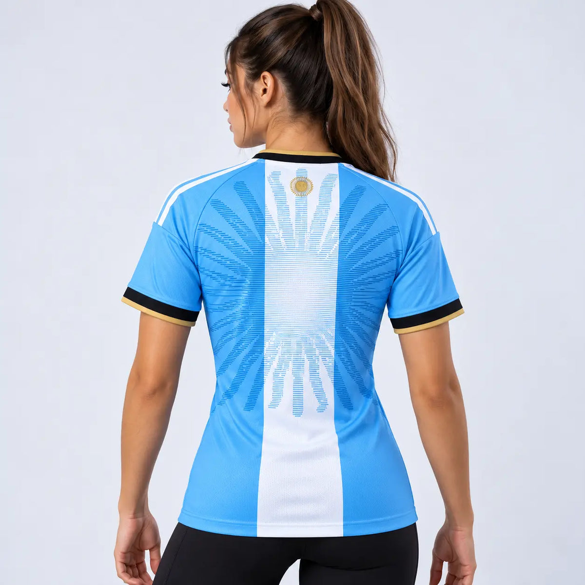 Camisa Argentina Especial Messi 2026 Torcedor Feminina - Azul e Branca, edição comemorativa da adidas em homenagem a Lionel Messi, com modelagem feminina, cores tradicionais da seleção argentina e grafismos inspirados no Sol de Maio da bandeira nacional. costas