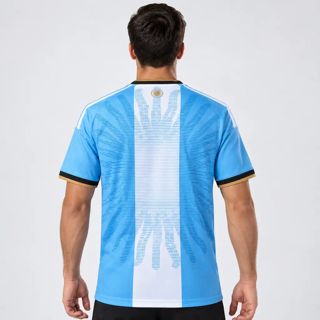 Camisa Argentina Especial Messi 2026 Torcedor Masculina - Azul e Branca, modelo comemorativo da adidas em homenagem a Lionel Messi, com as tradicionais cores azul-celeste e branca da seleção argentina e grafismos inspirados no Sol de Maio da bandeira nacional. costas