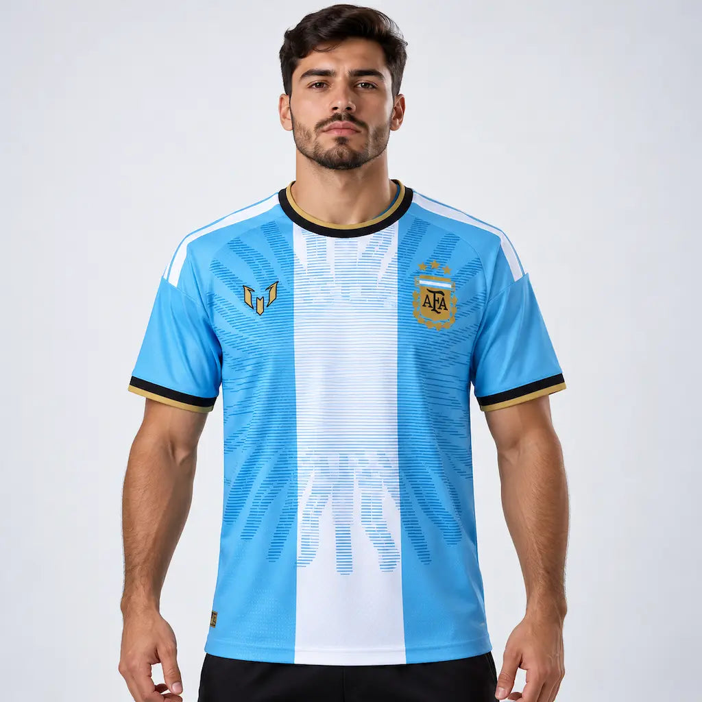 Camisa Argentina Especial Messi 2026 Torcedor Masculina - Azul e Branca, modelo comemorativo da adidas em homenagem a Lionel Messi, com as tradicionais cores azul-celeste e branca da seleção argentina e grafismos inspirados no Sol de Maio da bandeira nacional. FRENTE