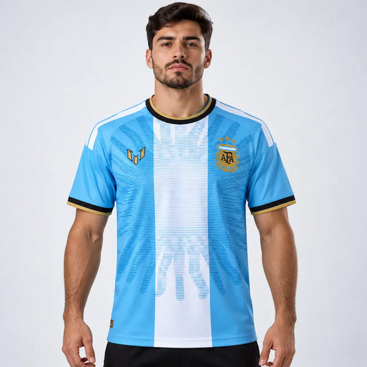 Camisa Argentina Especial Messi 2026 Torcedor Masculina - Azul e Branca, modelo comemorativo da adidas em homenagem a Lionel Messi, com as tradicionais cores azul-celeste e branca da seleção argentina e grafismos inspirados no Sol de Maio da bandeira nacional. FRENTE