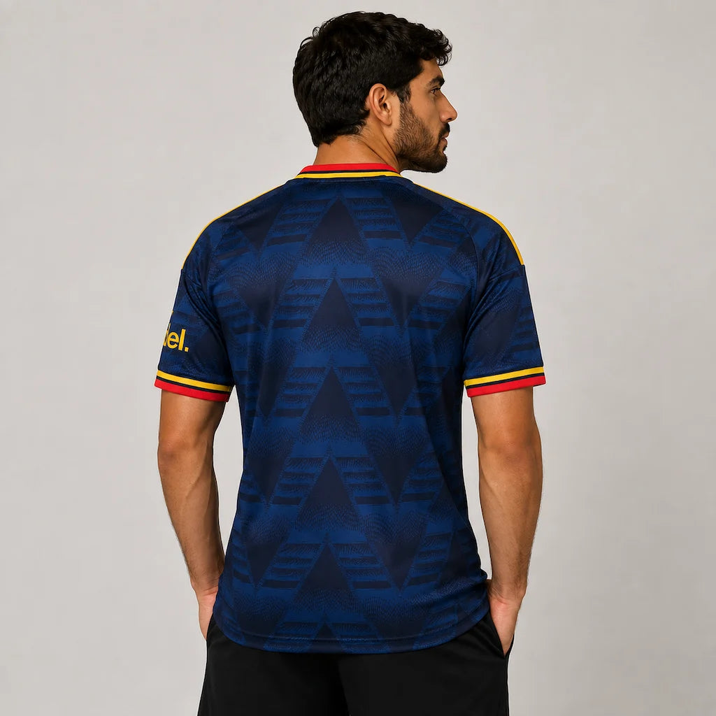 Camisa Arsenal II 2026/27 Torcedor Adidas masculina azul-marinho, uniforme reserva com grafismo retrô inspirado nos anos 90 e detalhes em amarelo, vermelho e azul. de costas