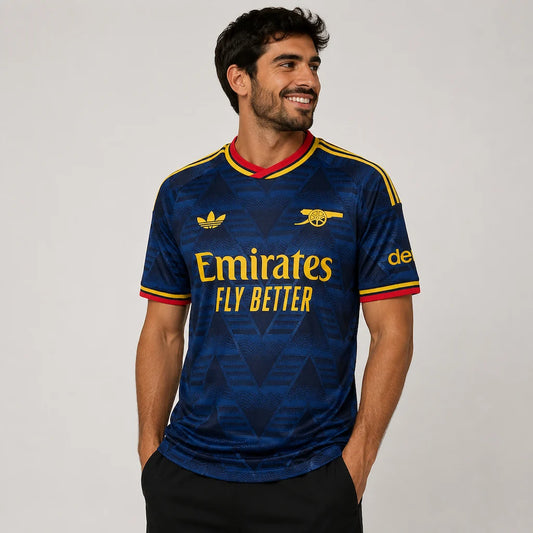 Camisa Arsenal II 2026/27 Torcedor Adidas masculina azul-marinho, uniforme reserva com grafismo retrô inspirado nos anos 90 e detalhes em amarelo, vermelho e azul. de frente
