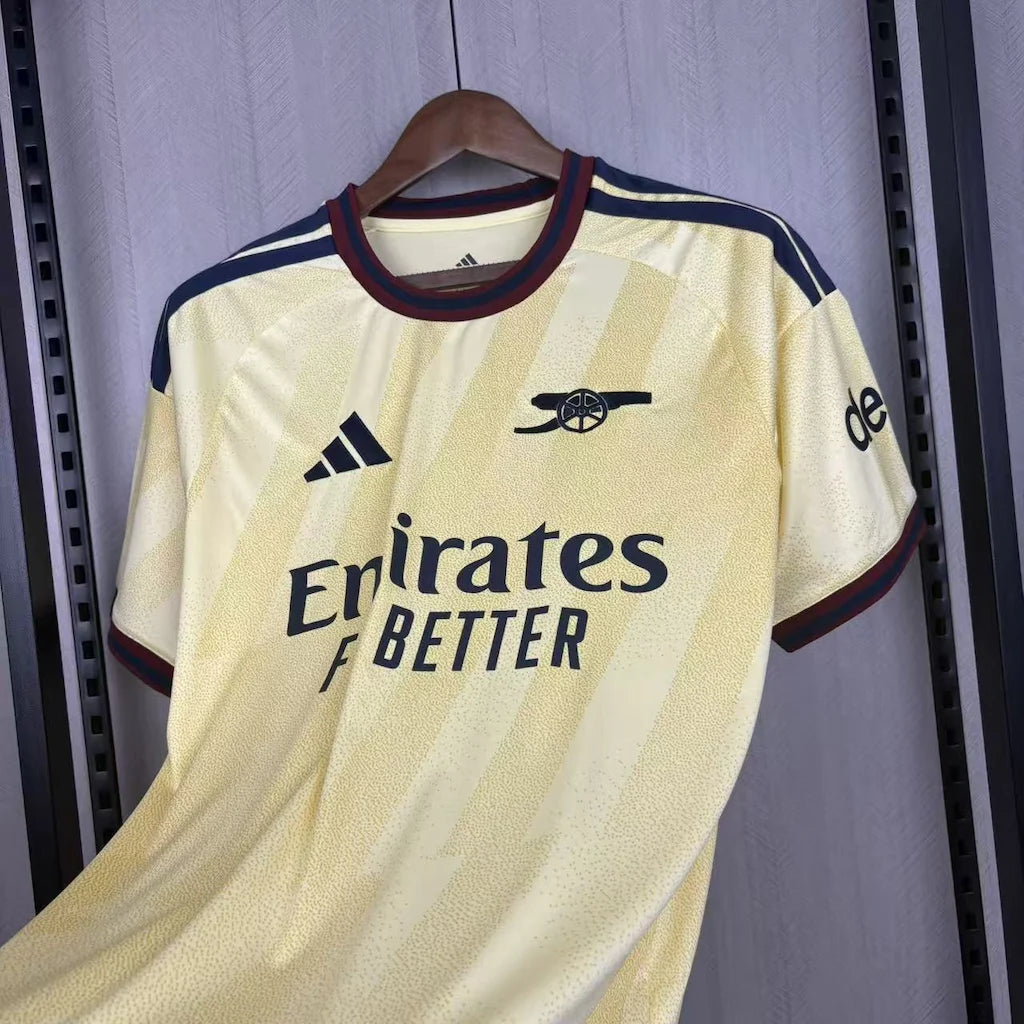 Camisa Arsenal III 2026/27 Torcedor Adidas masculina amarela, terceiro uniforme com grafismo inspirado em raios e detalhes em azul-marinho e bordô.