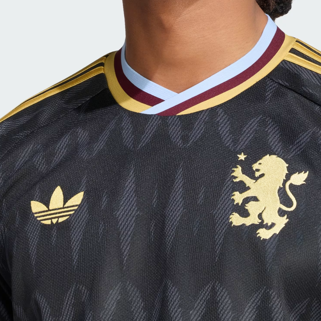 Camisa Aston Villa II 2026/27 Torcedor Adidas masculina preta, uniforme reserva com grafismo inspirado nos antigos lampiões a gás dos arredores do Villa Park. frente