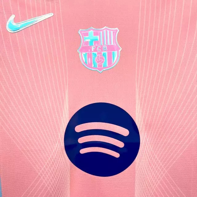 Camisa Barcelona Edição Especial 2025/26 Torcedor Nike rosa, modelo especial com tecido leve e respirável e escudo do FC Barcelona no peito detalhes escudo meio