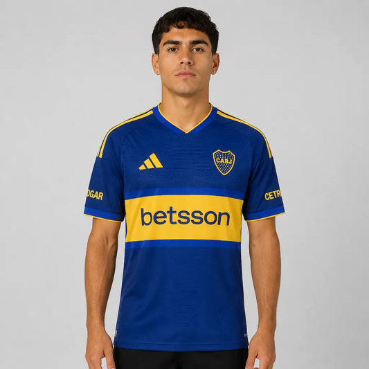 Camisa Boca Juniors I 2026/27 Torcedor Adidas masculina azul-marinho, com tradicional faixa horizontal amarela e detalhes em azul-royal. frente