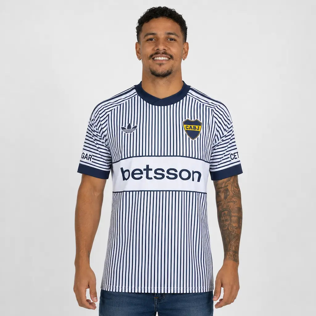 Camisa Boca Juniors II 2026/27 Torcedor Adidas masculina branca, com finas listras verticais azul-marinho e tradicional faixa horizontal do clube. frente