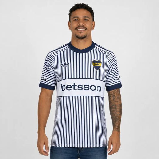 Camisa Boca Juniors II 2026/27 Torcedor Adidas masculina branca, com finas listras verticais azul-marinho e tradicional faixa horizontal do clube. frente
