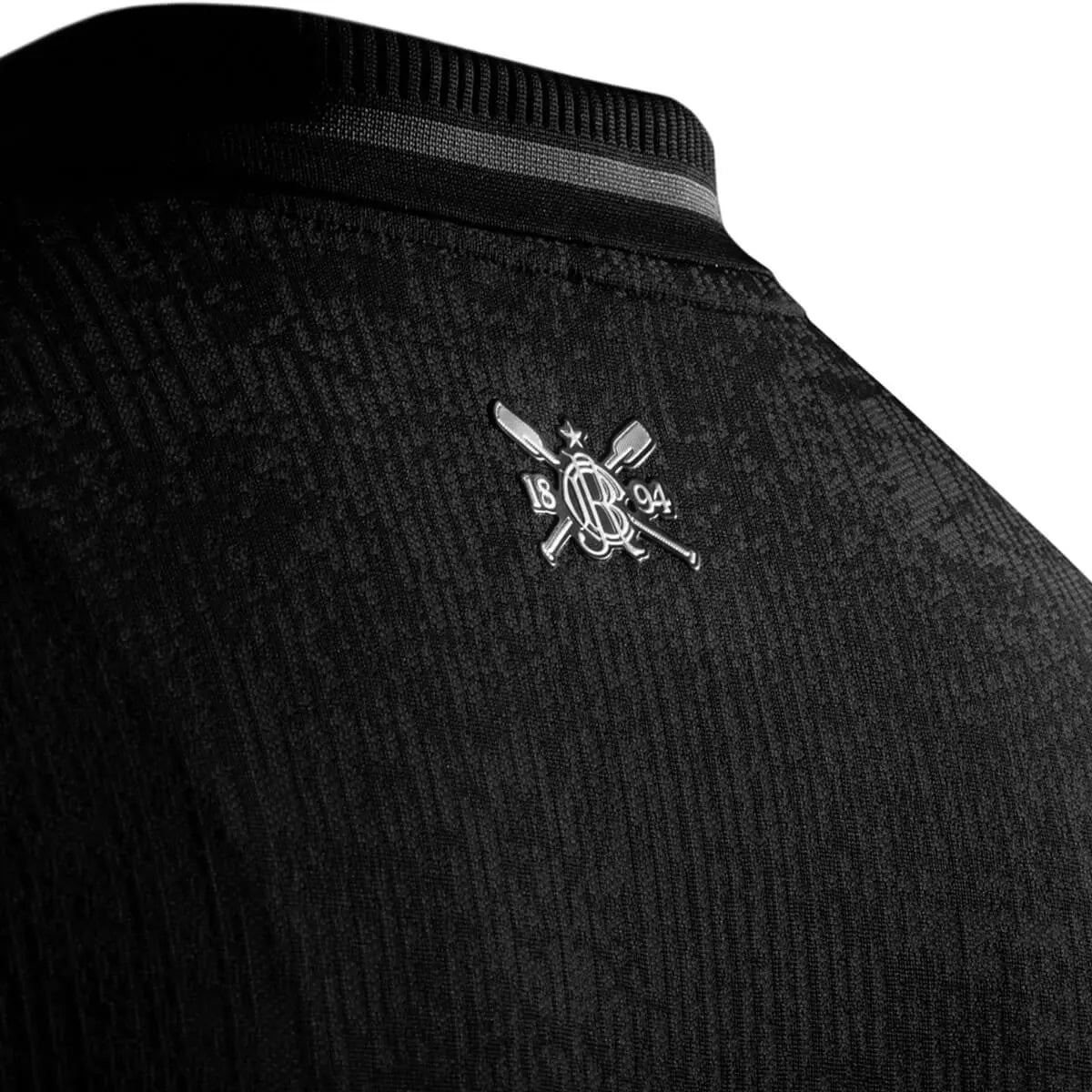 Camisa Botafogo II 2026/27 Torcedor Mizuno masculina preta, uniforme reserva inspirado em 1984 com textura em relevo, listras verticais e gola polo.