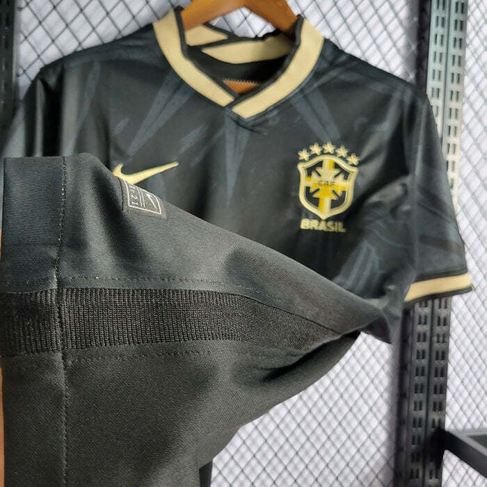 Camisa Brasil Black 22/23 edição especial masculina torcedor, modelo preto da Seleção Brasileira com visual moderno, tecido leve e confortável de baixo tecido