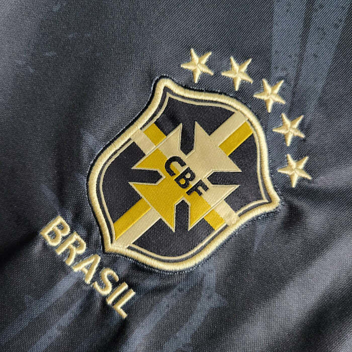 Camisa Brasil Black 22/23 edição especial masculina torcedor, modelo preto da Seleção Brasileira com visual moderno, tecido leve e confortável escudo detalhes