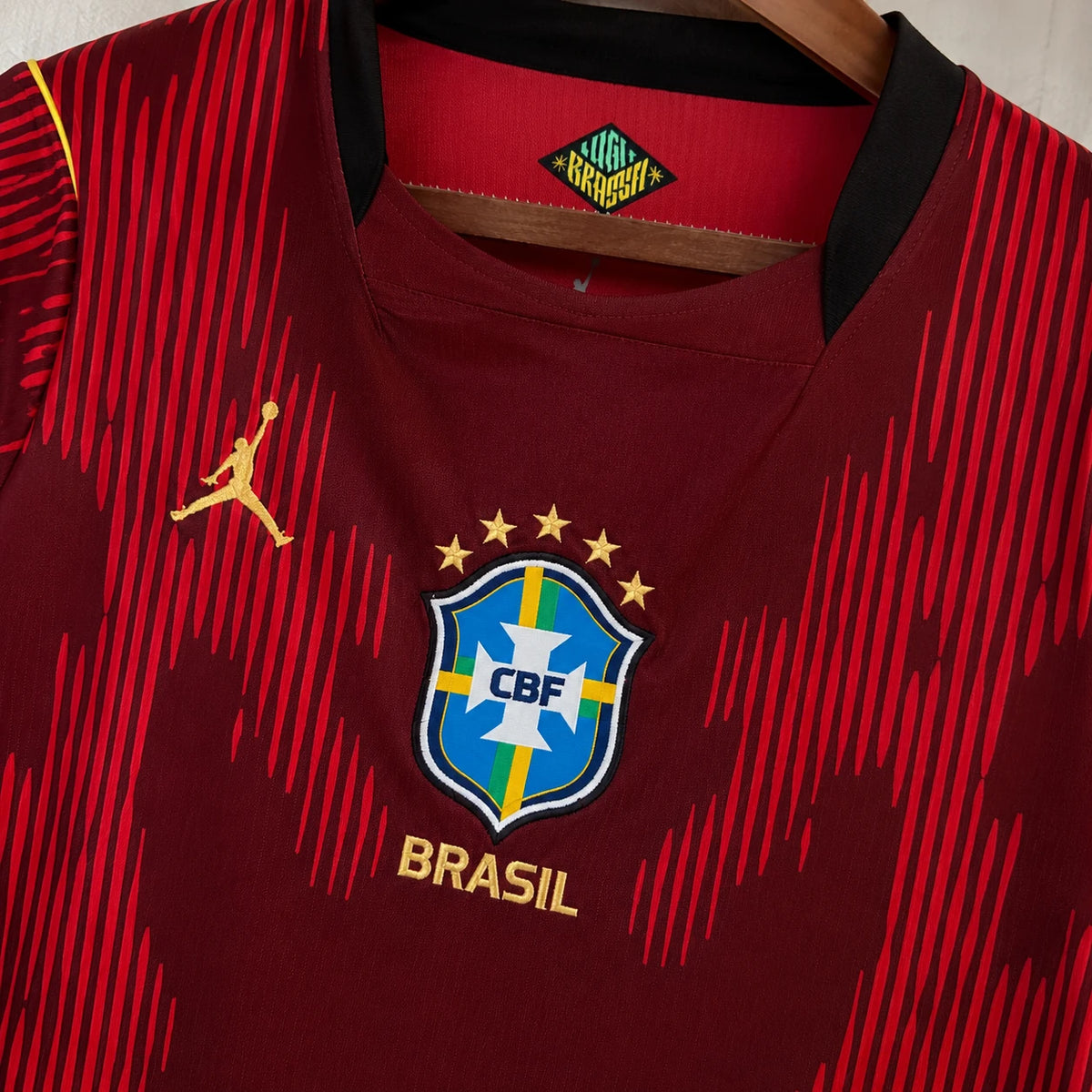 Camisa Seleção Brasileira Vermelha 2026/27 Jordan torcedor masculina, modelo especial vermelho com tecido leve e respirável e escudo da Seleção Brasileira no peito detalhes do tecido