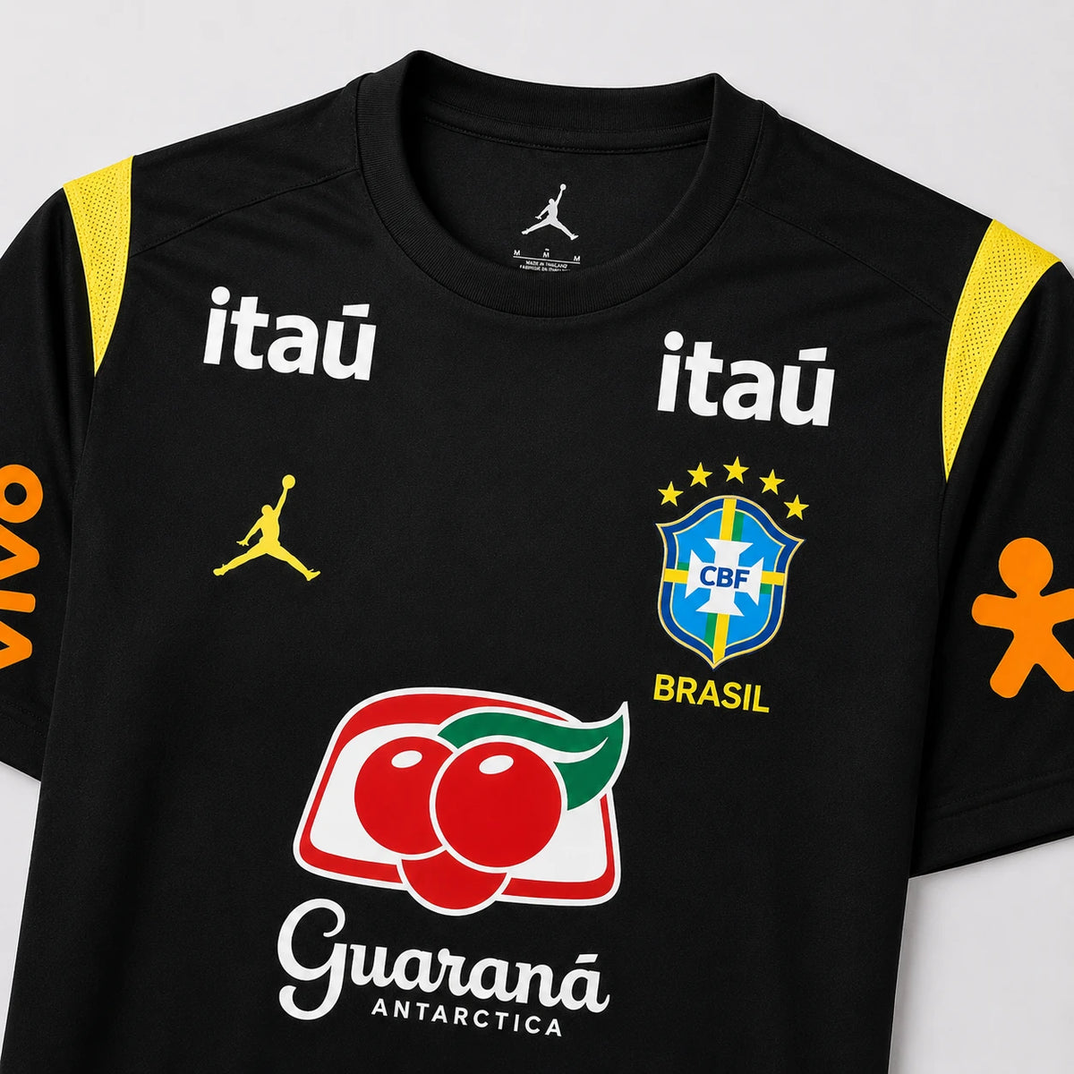 Camisa Seleção Brasileira Treino Jordan 2026/27 masculina torcedor preta, modelo de treinamento com tecido leve, respirável e escudo da Seleção Brasileira no peito detalhes da camisa