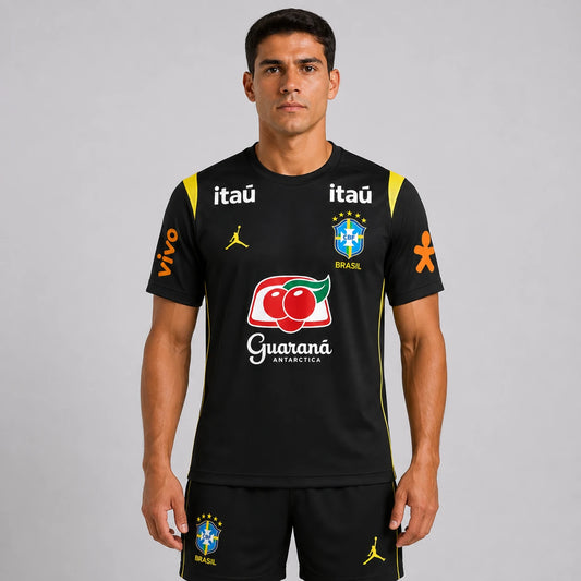 Camisa Seleção Brasileira Treino Jordan 2026/27 masculina torcedor preta, modelo de treinamento com tecido leve, respirável e escudo da Seleção Brasileira no peito frente