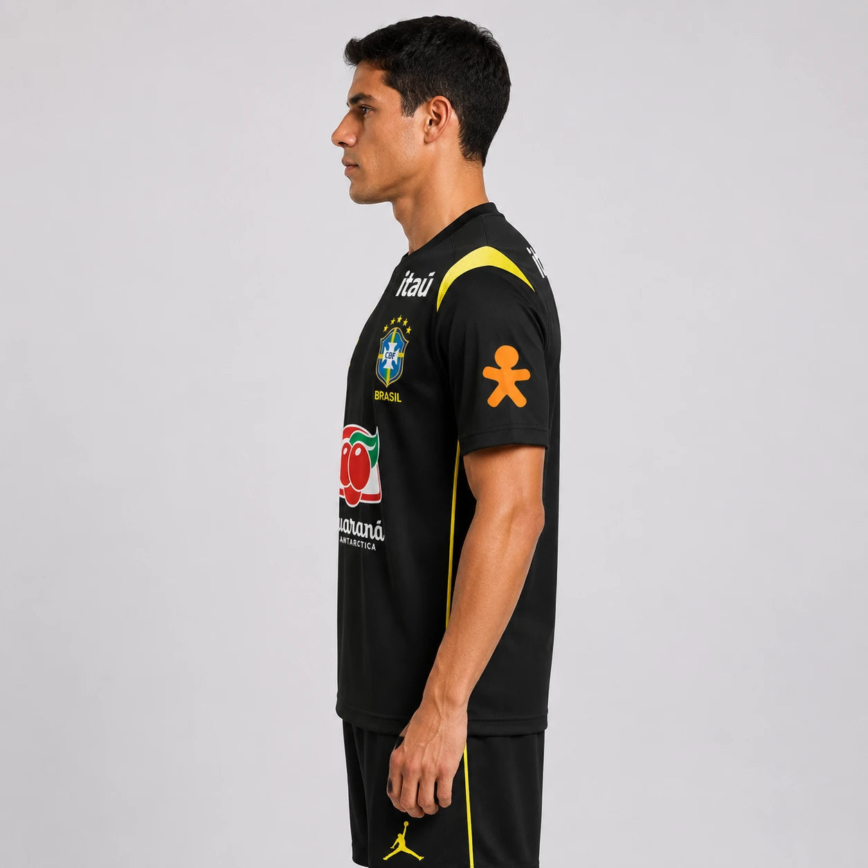 Camisa Seleção Brasileira Treino Jordan 2026/27 masculina torcedor preta, modelo de treinamento com tecido leve, respirável e escudo da Seleção Brasileira no peito lado lateral