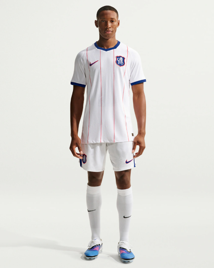 Camisa Chelsea III 2026/27 Torcedor Nike masculina branca, inspirada no uniforme de 1993 com padrão geométrico e linhas verticais vermelhas.