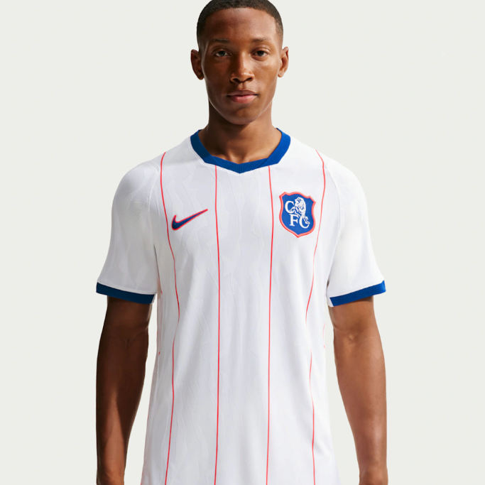 Camisa Chelsea III 2026/27 Torcedor Nike masculina branca, inspirada no uniforme de 1993 com padrão geométrico e linhas verticais vermelhas.