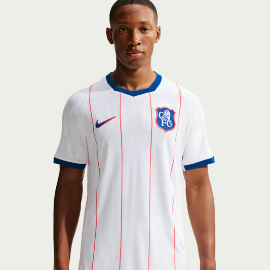 Camisa Chelsea III 2026/27 Torcedor Nike masculina branca, inspirada no uniforme de 1993 com padrão geométrico e linhas verticais vermelhas.