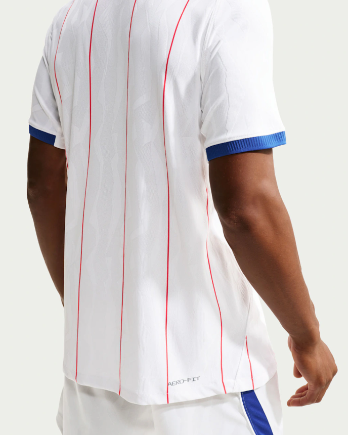 Camisa Chelsea III 2026/27 Torcedor Nike masculina branca, inspirada no uniforme de 1993 com padrão geométrico e linhas verticais vermelhas.