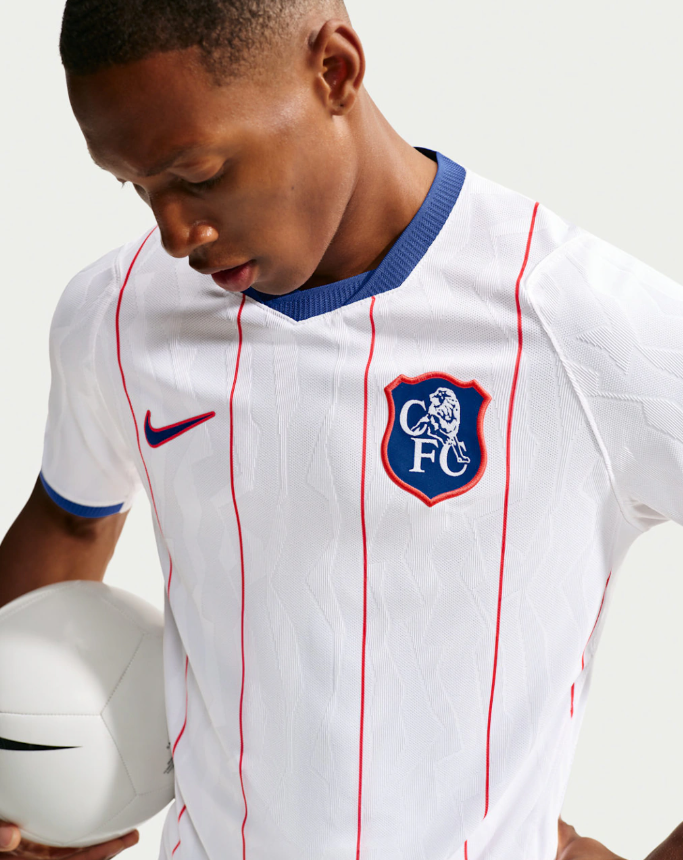 Camisa Chelsea III 2026/27 Torcedor Nike masculina branca, inspirada no uniforme de 1993 com padrão geométrico e linhas verticais vermelhas.
