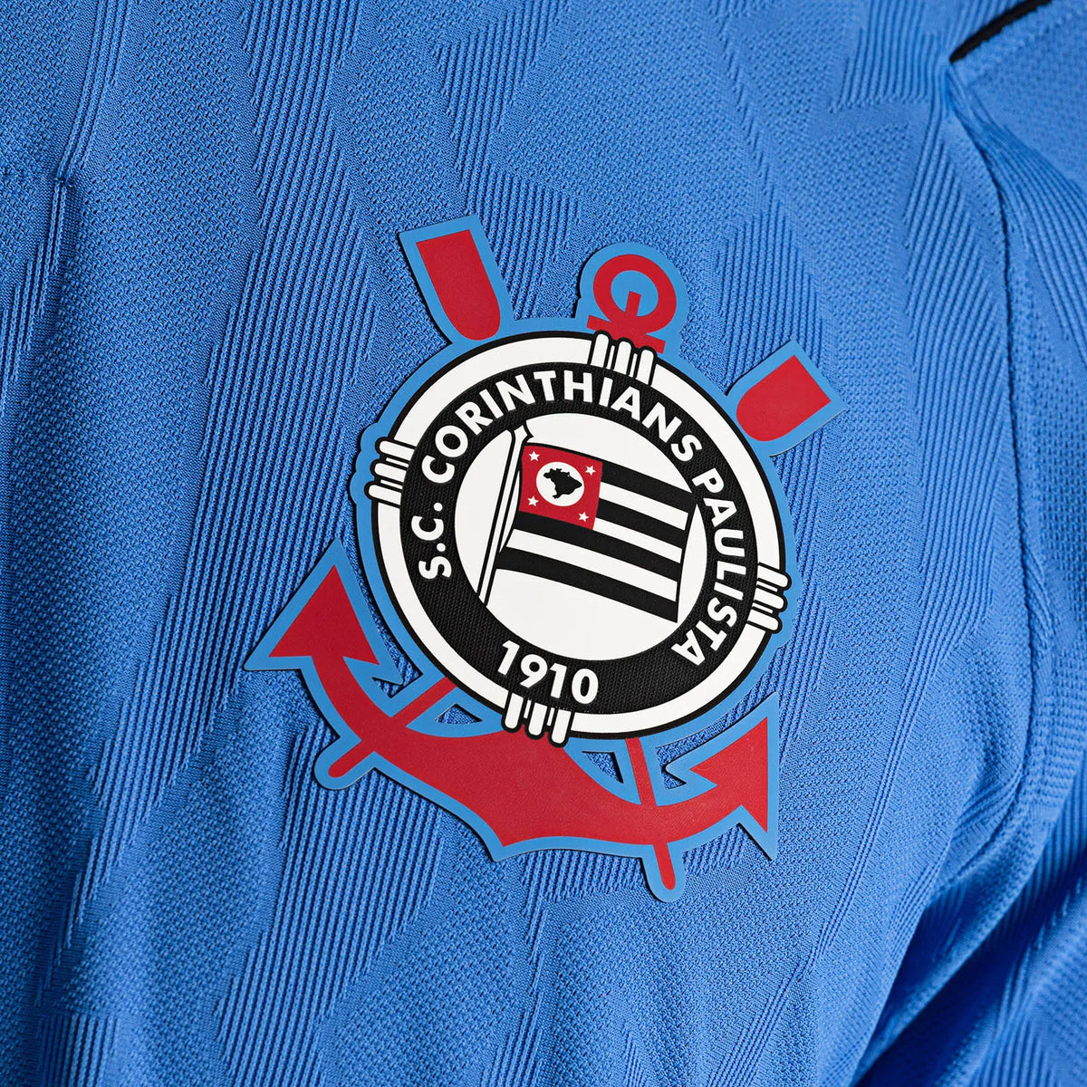 Camisa Corinthians III 2026/27 Torcedor Nike masculina azul-celeste, com padrão geométrico em tom sobre tom e gola polo com detalhes pretos. escudo do corinthians detalhes emborrachado