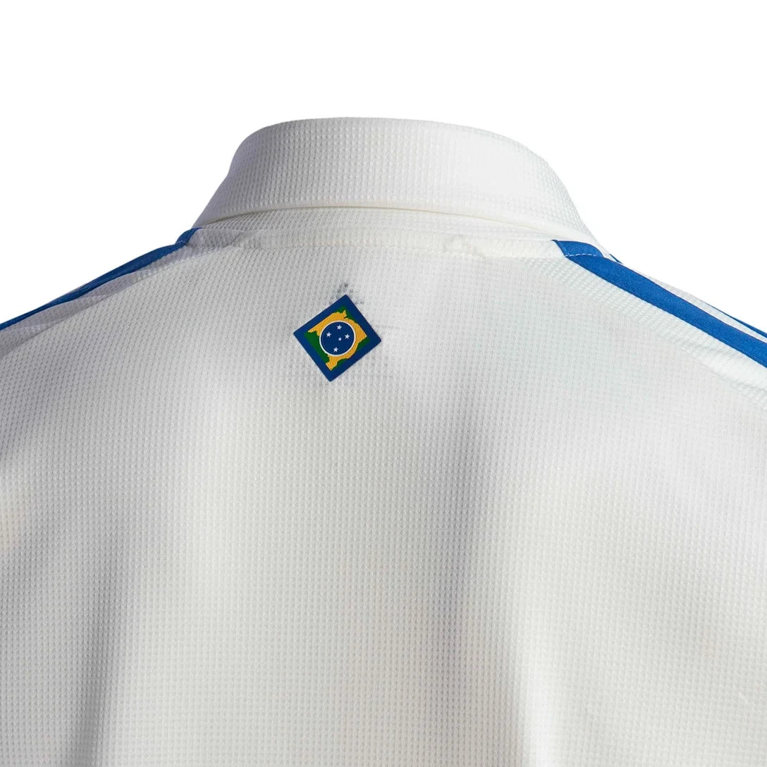 Camisa Cruzeiro III 2026/27 Torcedor Adidas masculina branca, com escudo fechado, gola polo e detalhes em azul e amarelo inspirados na Seleção Brasileira.