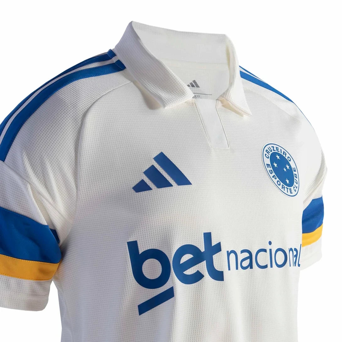 Camisa Cruzeiro III 2026/27 Torcedor Adidas masculina branca, com escudo fechado, gola polo e detalhes em azul e amarelo inspirados na Seleção Brasileira.