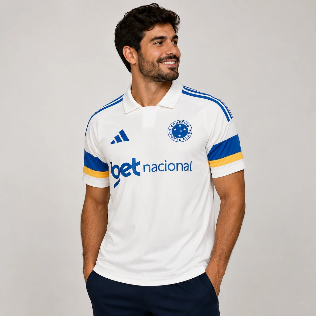 Camisa Cruzeiro III 2026/27 Torcedor Adidas masculina branca, com escudo fechado, gola polo e detalhes em azul e amarelo inspirados na Seleção Brasileira. frente