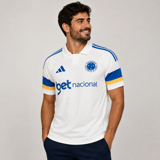 Camisa Cruzeiro III 2026/27 Torcedor Adidas masculina branca, com escudo fechado, gola polo e detalhes em azul e amarelo inspirados na Seleção Brasileira. frente