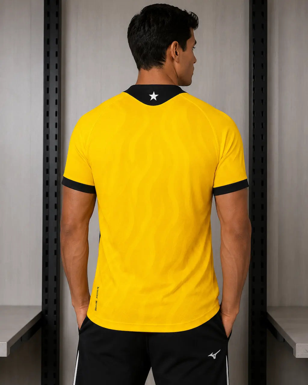 Camisa Goleiro Botafogo I 2026/27 Torcedor Mizuno masculina amarelo-dourado, com padrão gráfico texturizado, detalhes pretos e Estrela Solitária no peito. costas