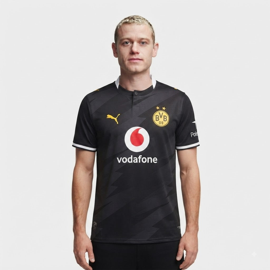 Camisa reserva masculina do Borussia Dortmund 26/27 vista de frente, na cor preta com detalhes em amarelo vibrante e o escudo do BVB no peito.