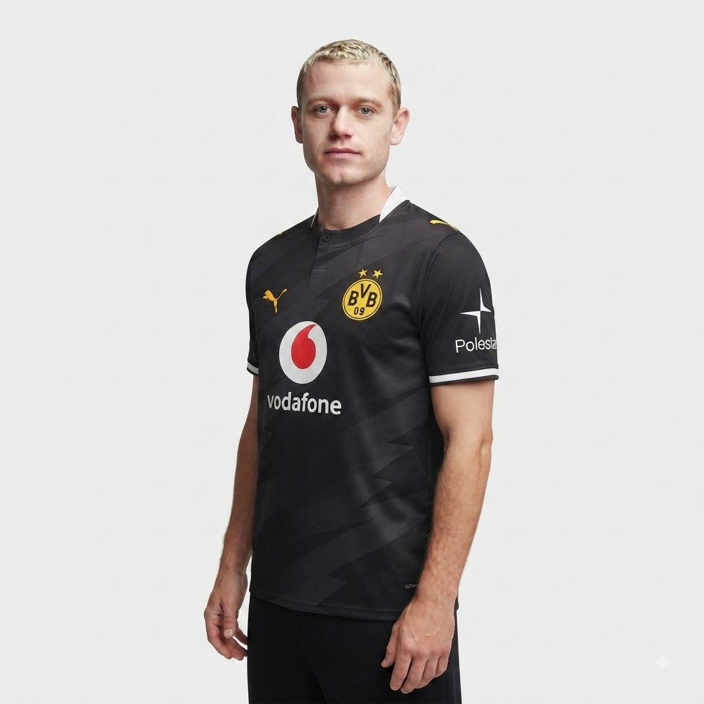 Camisa reserva masculina do Borussia Dortmund 26/27 vista de frente, na cor preta com detalhes em amarelo vibrante e o escudo do BVB no peito.
