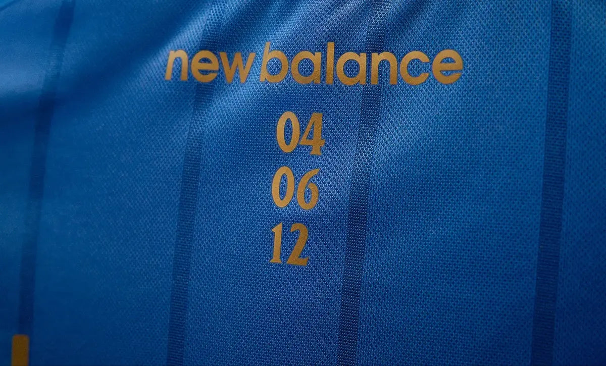 Camisa Grêmio III 2026/27 Torcedor New Balance azul, terceiro uniforme com tecido leve e respirável e escudo do Grêmio no peito.