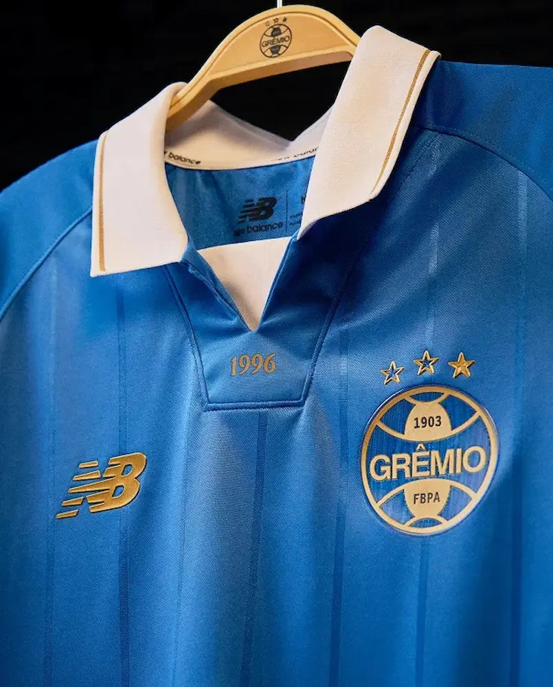 Camisa Grêmio III 2026/27 Torcedor New Balance azul, terceiro uniforme com tecido leve e respirável e escudo do Grêmio no peito. gola branca