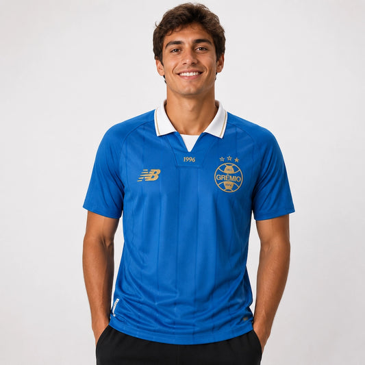 Camisa Grêmio III 2026/27 Torcedor New Balance azul, terceiro uniforme com tecido leve e respirável e escudo do Grêmio no peito. de frente