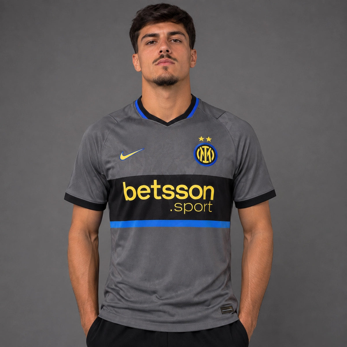 Camisa Inter de Milão III 2026/27 Torcedor Nike masculina cinza, com padrão jacquard, faixa horizontal preta e detalhe em azul elétrico. frente
