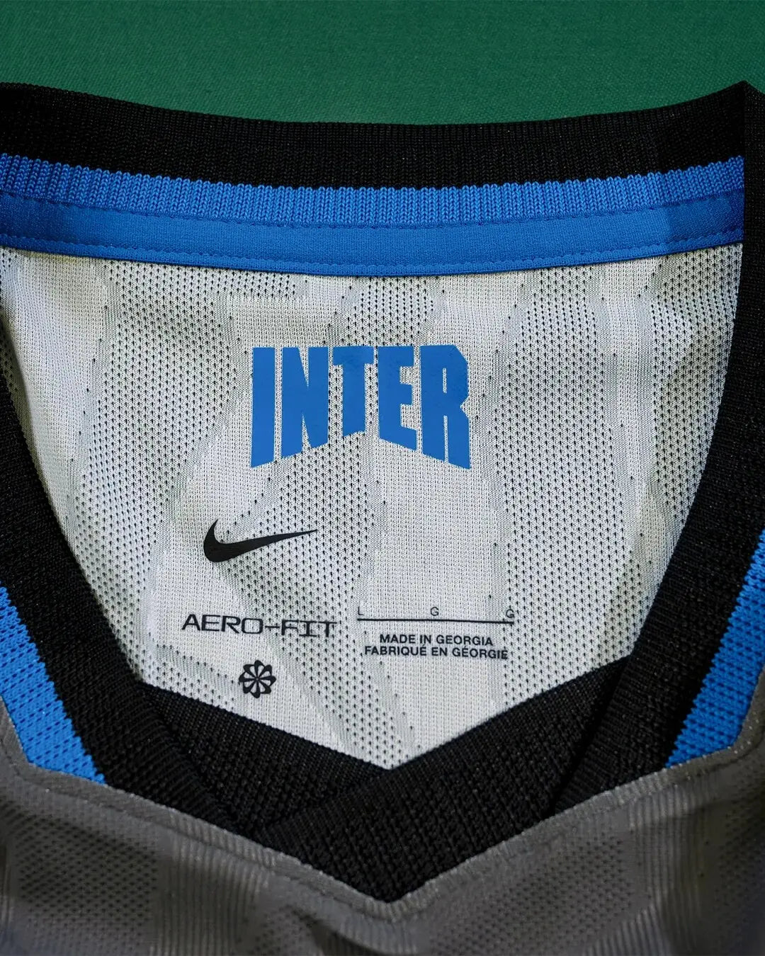 Camisa Inter de Milão III 2026/27 Torcedor Nike masculina cinza, com padrão jacquard, faixa horizontal preta e detalhe em azul elétrico.
