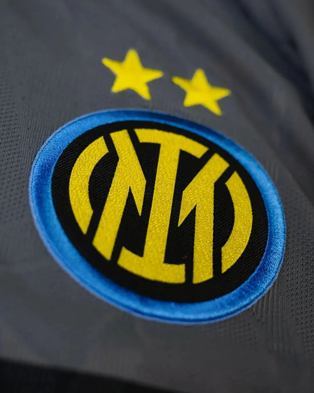 Camisa Inter de Milão III 2026/27 Torcedor Nike masculina cinza, com padrão jacquard, faixa horizontal preta e detalhe em azul elétrico.